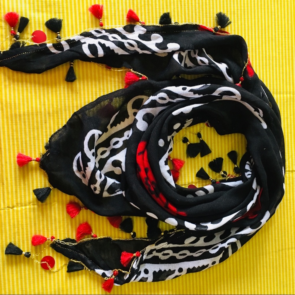 Triangle cotton scarf with red flower and .......